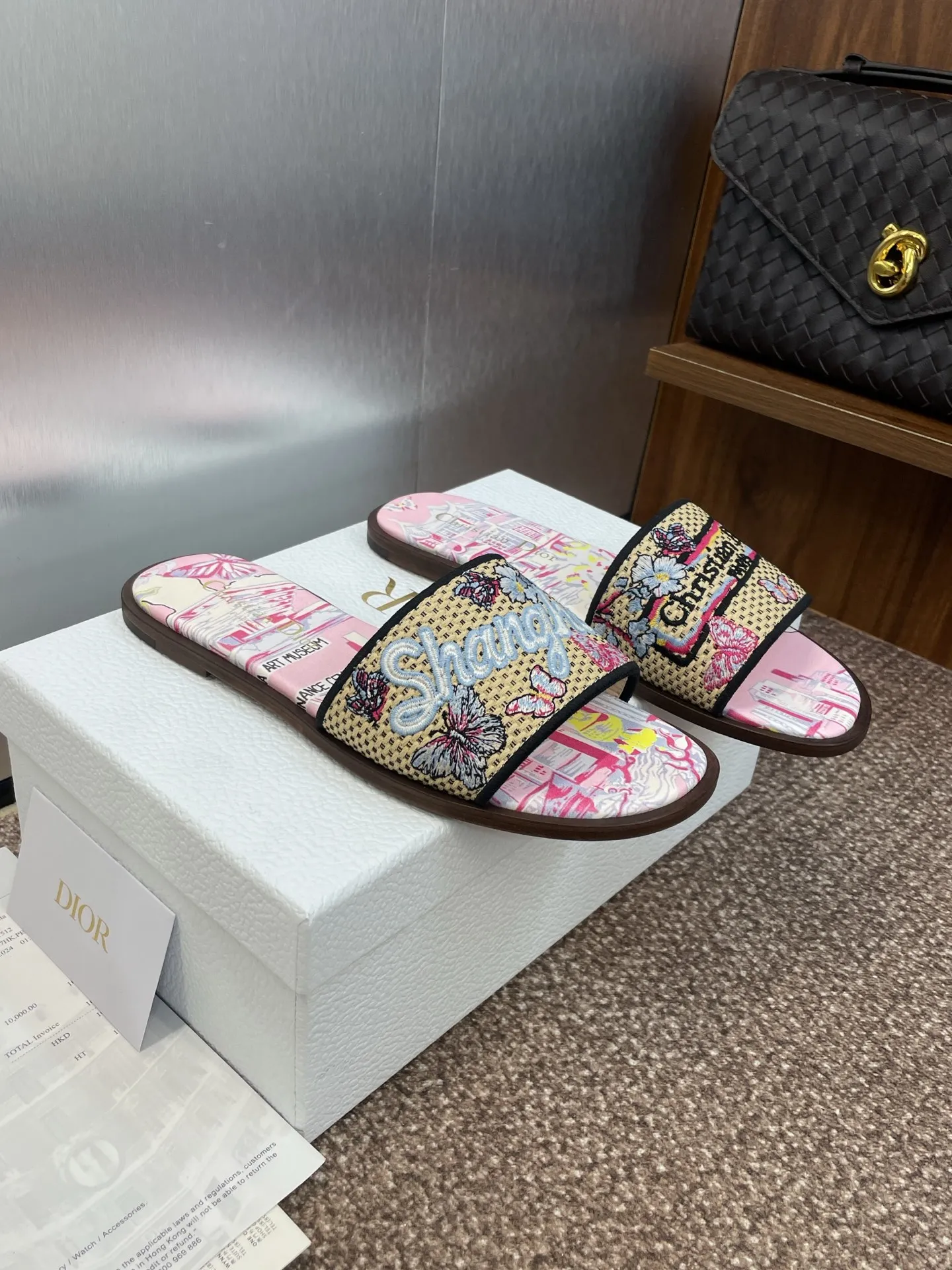 👟👟Ex-factory price 500👟👟 Dior 2025 spring and summer new style DWAY flat flip flops jelly color women's shoes CD letter logo three-dimensional embroidery round toe open toe color block sandals Material: upper imported raffia electric embroidery high temperature water-soluble cotton technical fabric + water-dyed sheepskin lining + Italian thickened leather outsole size: 34-42 (34.40.41.42. Customized, non-refundable and non-exchangeable)